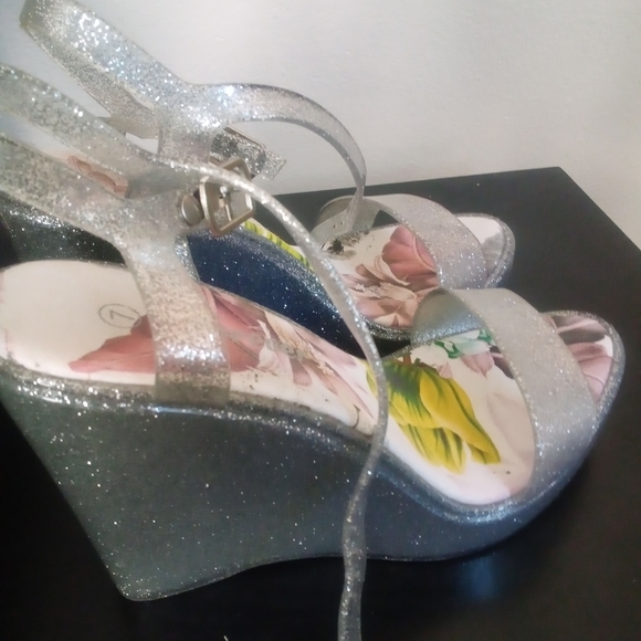 Wedge - Picture 2 of 2